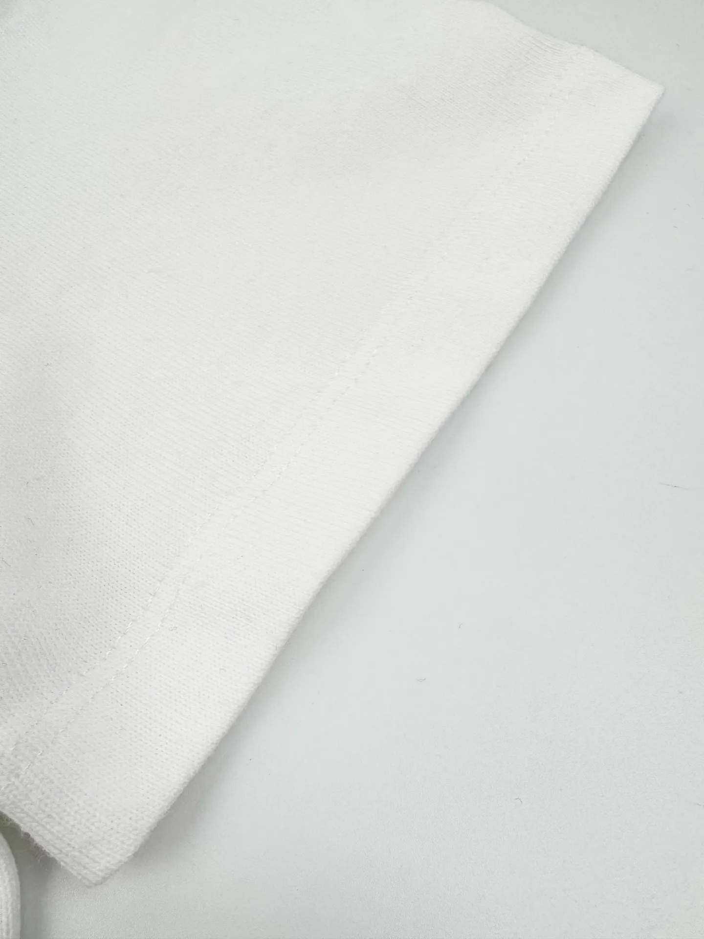 P190 Ralph Lauren logo embroidered short sleeves. Customized cotton and linen soft plain fabric. It feels delicate and comfortable against the skin. It is dressed in pure white and exudes innate elegance. The exquisite indigo pony logo is embellished with it. It is highly recognizable. It brings an atmosphere of freedom and vitality. A symphony of pure and smart colors. It outlines a high-end silhouette with extreme simplicity. It becomes the smart focus of the vision and demonstrates taste in silence. Craftsmanship 1: Adopting imported machine embroidery technology and using advanced computer control systems and precision mechanical components to achieve the iconic pony embroidery operation with high precision and smooth and delicate lines. Process 2: The fabrics are washed and have a better hand feel. Not easy to deform, not easy to shrink, not easy to fade, and maintain long-term beauty. Accessories: Customized 1:1 Ralph Lauren trademark. Version: Fitted version. Size: S M L XL. Style number: CC933.